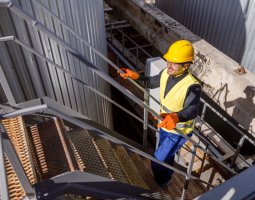 Konserwacja schodów metalowych zewnętrznych - jak przeprowadzić?