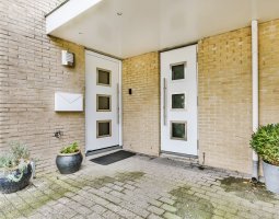 Zadaszenie nad drzwi wejściowe - czy warto je robić?